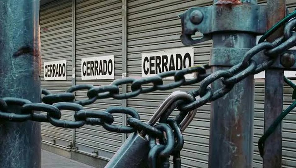 La motosierra de Milei ha provocado miles de empresas cerradas y despidos de trabajadores.