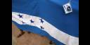 Bandera hondureña ondeado por partidarios de Zelaya en manifestación