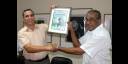 Juan José Rabilero entrega reconocimiento a Harry Villegas