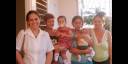 Yarisleydy Carmona junto a la doctora y sus familiares