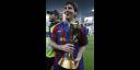Lionel Messi con el último trofeo del Barcelona