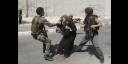 Militares de Israel maltratan a una palestina 