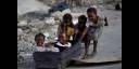 Niños haitianos juegan en las calles