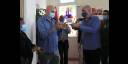 Ricardo Ronquillo entrega el premio a la innovación del primer Festival Virtual de la Prensa Cubana a Juan Antonio Borrego, en ese momento, director del multimedio Escambray