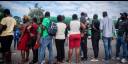 El incremento de las deportaciones de inmigrantes haitianos contrasta con los llamados de evacuación de los estadounidenses en la nación caribeña