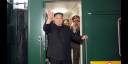 Kim Jong Un saluda desde el tren en que viajó a Rusia.