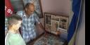Arnaldo Cruz Ricardo, junto a su nieto, muestra la urna que contiene las historias de la Zona Cederista.