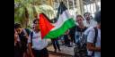 Jóvenes cubanos alzan sus voces en apoyo a Palestina.
