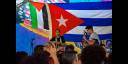 Jóvenes cubanos alzan sus voces en apoyo a Palestina.