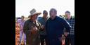 Asimismo dialogó con el productor de Guanajay, y Alexander Escalona Clemente, quien siembra cultivos varios y obtiene un rendimiento de hasta 150 libras de frutabomba en cada planta