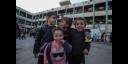 Esas sonrisas pueden ser segadas en cualquier momento. Niños palestinos desplazados se refugian en una escuela en Deir el-Balah, en el centro de Gaza