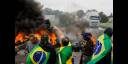 Camioneros seguidores del presidente brasileño saliente Jair Bolsonaro, bloquean en noviembre una autopista