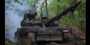 Soldados ucranianos en un tanque recorren la carretera hacia sus posiciones en Donbass