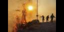 Bomberos intentan extinguir un incendio forestal que arde en Saronida, cerca de Atenas, Grecia