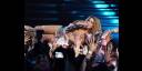Shakira siendo cargada por el público durante su presentación en los MTV Video Music Awards de septiembre de 2023