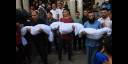 Familiares llevan los cuerpos de niños fallecidos tras bombardeos israelíes