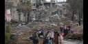 Un grupo de ciudadanos palestinos se traslada del norte al sur de Gaza durante la tregua