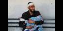 En el hospital al-Ahli en la ciudad de Gaza, un palestino carga el cuerpo de su pequeño hijo muerto