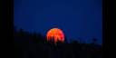 Luna llena sobre la costa de la Columbia Británica, Canadá
