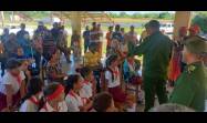 Presidente del Consejo de Defensa Municipal, Osbe Lorenzo, dialoga con pobladores del Consejo Popular Juan Delio Chacón en Isla de la Juventud. 