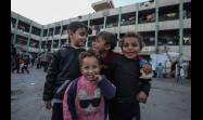 Esas sonrisas pueden ser segadas en cualquier momento. Niños palestinos desplazados se refugian en una escuela en Deir el-Balah, en el centro de Gaza