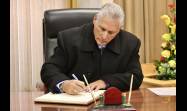 Presidente cubano rindió tributo a los heroicos soldados que murieron defendiendo la ciudad.