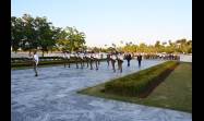 El Presidente de la República depositó rosas blancas ante la escultura que recuerda al general de ejército Issá Aleksándrovich Plíyev.