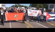 Delegaciones internacionales marchan unidos por las calles de Windhoek, Namibia, en demanda del fin del bloqueo contra la isla caribeña y en solidaridad con la resistencia palestina.