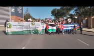 Delegaciones internacionales marchan unidos por las calles de Windhoek, Namibia, en demanda del fin del bloqueo contra la isla caribeña y en solidaridad con la resistencia palestina.