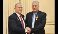 Presidente cubano recibe medalla 80 aniversario de la Gran Victoria