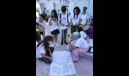 Promotores adolescentes de la línea Decide tu juego y jóvenes del grupo Trans masculinos comparten con Marisol, una de nuestras voluntarias veteranas, el juego de la ruleta Queer, herramienta creada para entender nuestra sexualidad dinámica, compleja y única.