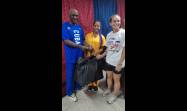 Marta (a la derecha) entrega implementos a representantes de la Federación de Atletismo en Villa Clara. 