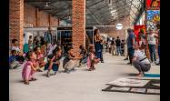 Expresar afectos a través del cuerpo, una enseñanza que la instructora Judith, de El Arte de Vivir, compartió con chicos  participantes en la festividad.