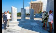 El Canciller laosiano y la delegación que lo acompaña depositaron una ofrenda floral ante el monumento a José Martí.