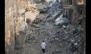 El doctor Abu Safiya camina hacia tanques israelíes en las ruinas de su hospital en Gaza. Foto Mohannad Al-Muqayed