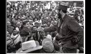 Fidel saluda al pueblo durante una concentración popular en su recorrido hacia la capital.