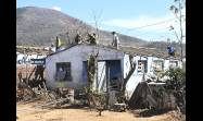 Pese a los cuantiosos daños en las viviendas, la gente no cesa de batallar para salir adelante. 