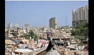 Un hombre camina entre los restos de edificios derrumbados en La Guaira