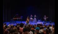 Mamá Estoy Brillando conectó con la juventud en el Teatro Sauto