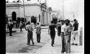 El pueblo cienfueguero armado, en las inmediaciones del Parque Martí. 