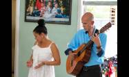 Jóvenes artistas holguineros llevaron música, juegos y alegría a los pequeños. 