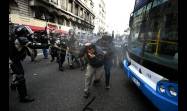 Reprimen con palos, gases y balas de goma manifestación de jubilados frente al Congreso argentino.