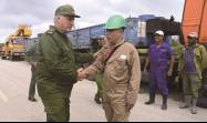 Camino a la provincia de Artemisa, el Presidente cubano se detuvo para conversar con la brigada que trabaja en la recuperación de las torres de alta tensión