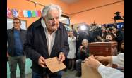 José Mujica se prepara para emitir su voto durante la segunda vuelta de las elecciones presidenciales en Montevideo