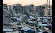 Campamento de palestinos desplazados y edificios destruidos en Hamad Residencial City en Khan Yunis, víctimas de la política genocida israelí