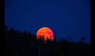 Luna llena sobre la costa de la Columbia Británica, Canadá