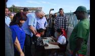 El presidente cubano visitó la recién rehabilitada cancha deportiva de la comunidad Montezuelo, del Consejo Popular Pepe Portilla