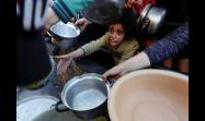 Niños palestinos suplican por comida en las calles