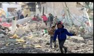 Equipos de rescate palestinos trabajan entre los escombros de un edificio destruido por bombardeos israelíes en Khan Yunis, al sur de la Franja de Gaza.
