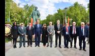 El mandatario cubano, junto a la delegación que lo acompaña en su visita a Rusia, colocaron una ofrenda floral en el monumento a Fidel